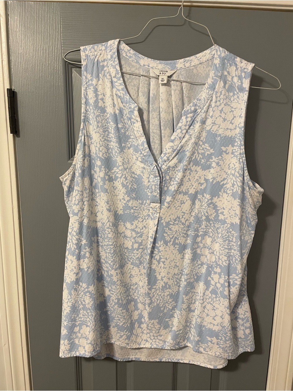 crown & ivy Light Blue and White Floral Sleeveless V-Neck Tank XLarge